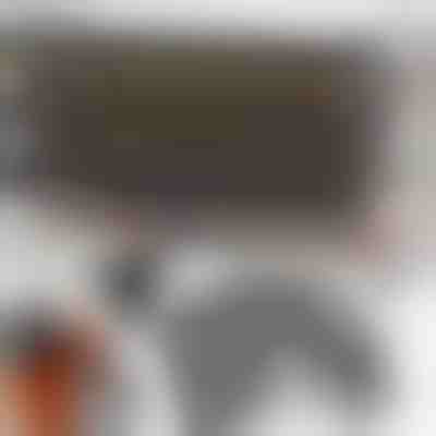 Βάση για μπαχαρικά με βαζάκια Deco Haus – τριώροφη μεταλλική βάση – οργανωτής κουζίνας, βάση για μπαχαρικά με 24 βαζάκια μπαχαρικών, 48 αυτοκόλλητα, βουρτσάκι, χωνί, γαντζάκια – τοποθετήστε την στον πάγκο ή κρεμάστε την στον τοίχο.